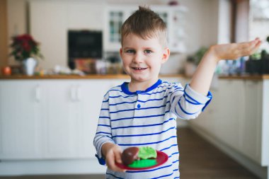 Mutfak mutlu genç çocuk 