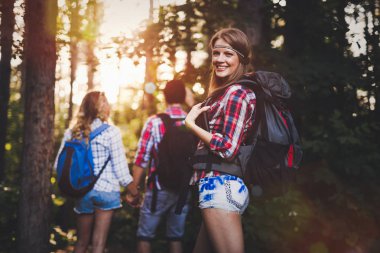 arkadaşlar ormanda hiking