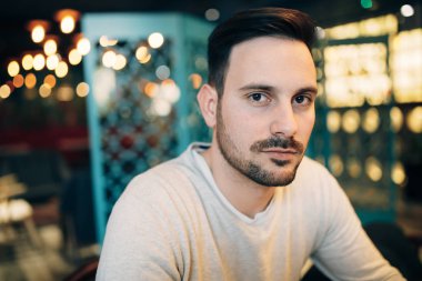 yakışıklı erkek içinde bar