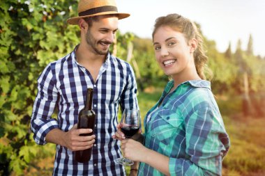 Çiftler şarap tadıyor 