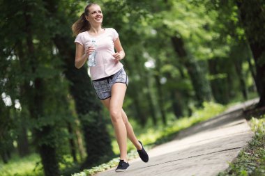 Güzel kadın koşucu