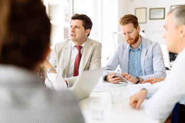 Ofiste çalışan iş adamları