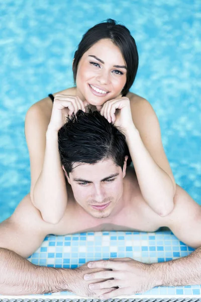 Hermosa pareja en la piscina — Foto de Stock