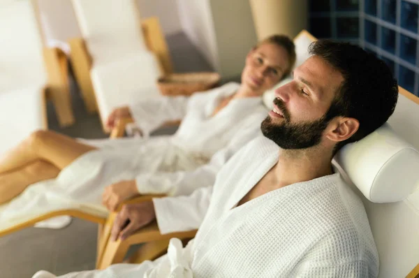 Casal desfrutando spa — Fotografia de Stock