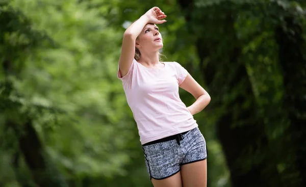 A természetben gyönyörű jogging a nő — Stock Fotó