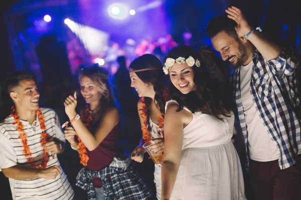 Vrienden dansen op festival — Stockfoto