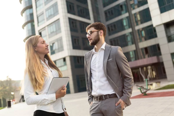 Collega's voldoen aan — Stockfoto