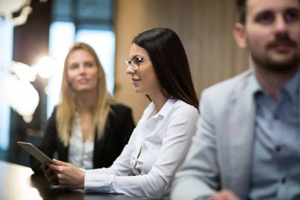 Gente de negocios sentada a la mesa — Foto de Stock