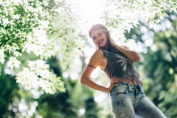 Mulher feliz no parque verde — Fotografia de Stock