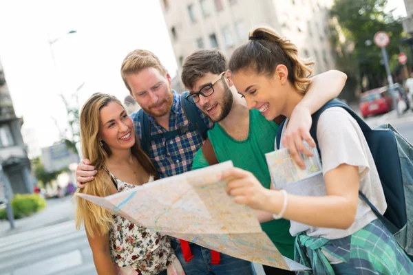 Gruppe von Touristen unterwegs — Stockfoto