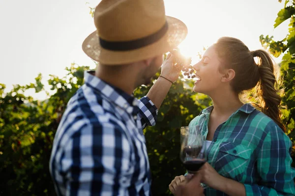 와인을 시음 하는 사람들 — 스톡 사진