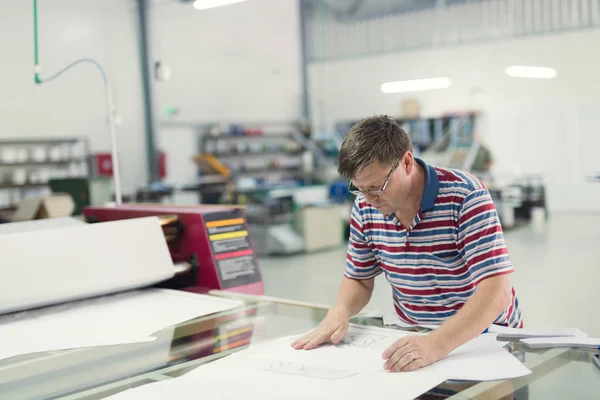 Bekleidungsdesigner arbeitet — Stockfoto