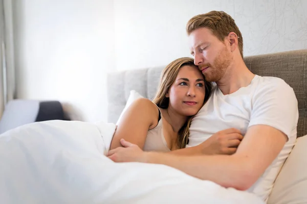 Romantisches Paar im Bett — Stockfoto
