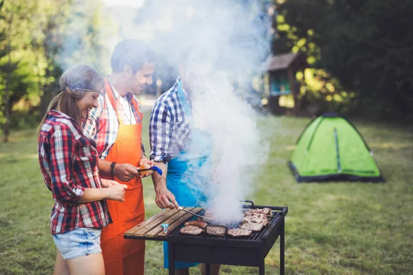 Amici felici godendo festa barbecue — Foto Stock