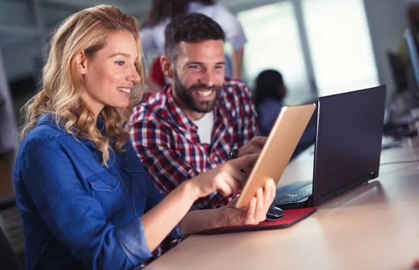 Colleghi che lavorano insieme — Foto Stock