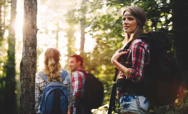 Backpacking πεζοπόρο ομάδα — Φωτογραφία Αρχείου