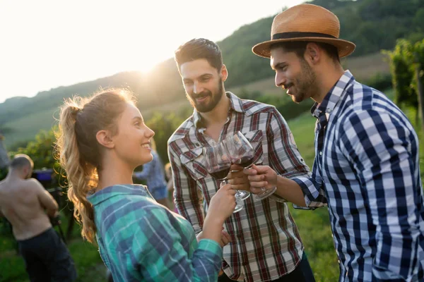 Счастливые люди пробуют вино — стоковое фото