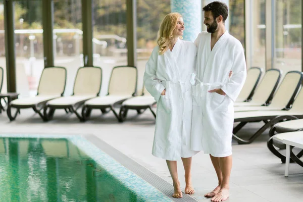 Pareja feliz relajándose — Foto de Stock