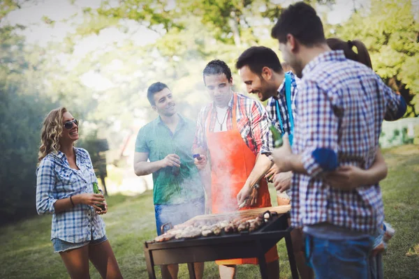 Amici che fanno festa barbecue — Foto Stock