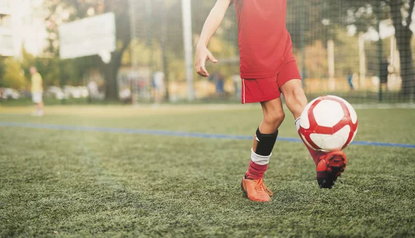 Futbol sahasındaki pratik çocuk 