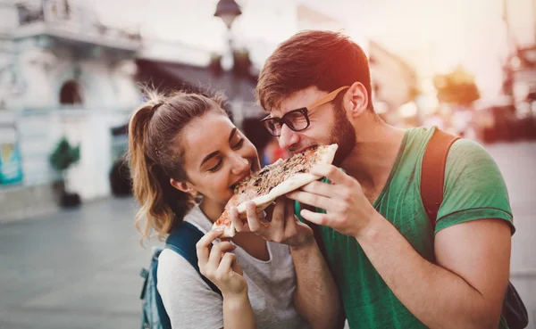 Happy students eating pizza — Stock Photo, Image