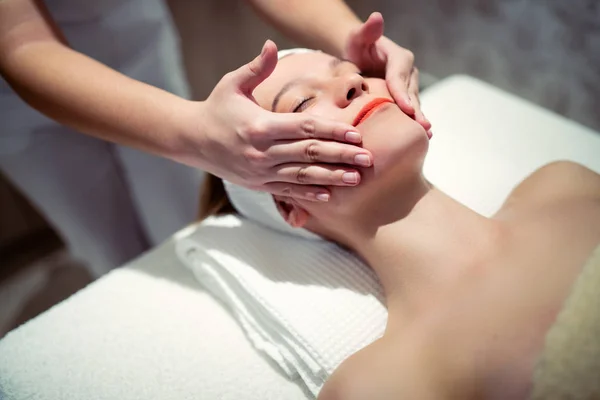 Розслаблюючий масаж для омолодження шкіри — стокове фото