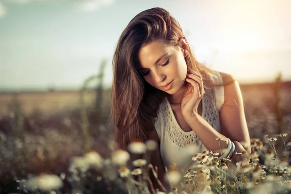 Schöne Frau im Freien — Stockfoto