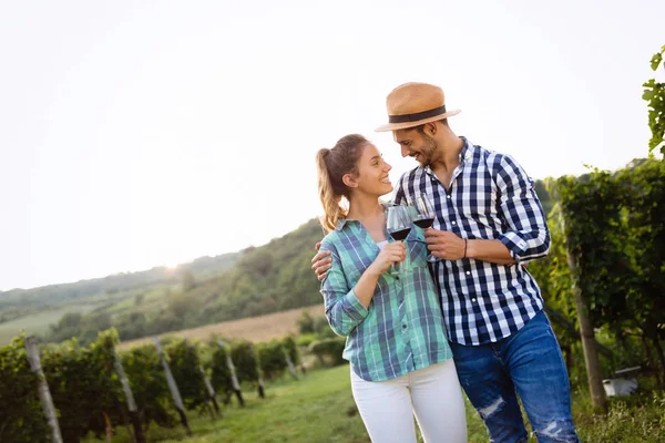와인을 시음 하는 행복 한 사람들 — 스톡 사진
