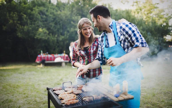 Przyjaciół ciesząc się grill party — Zdjęcie stockowe