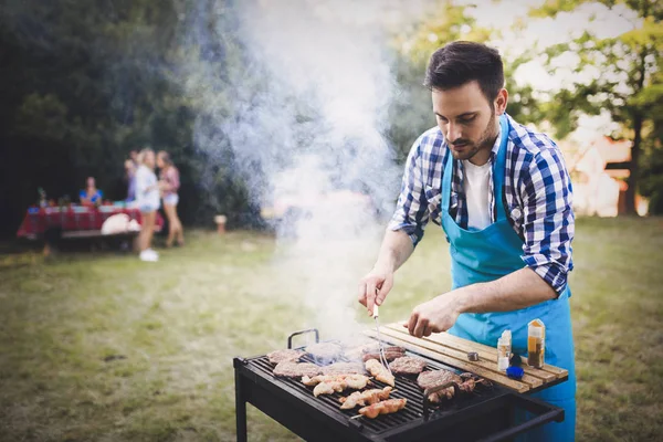 Boldog férfi előkészítése grill hús — Stock Fotó