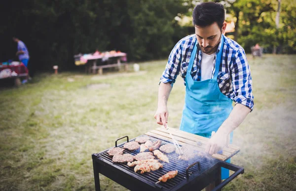 Masculino preparação bbq carne — Fotografia de Stock