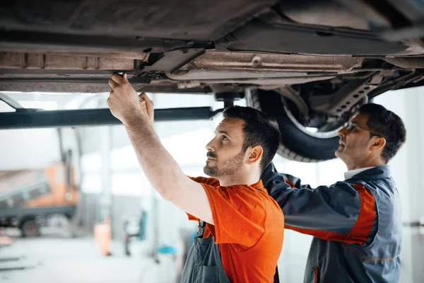 Meccanico di lavoro auto — Foto Stock