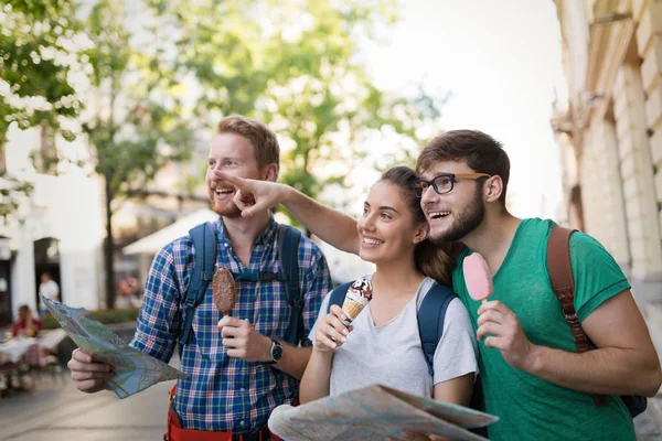 Grupo feliz de turistas passear — Fotografia de Stock