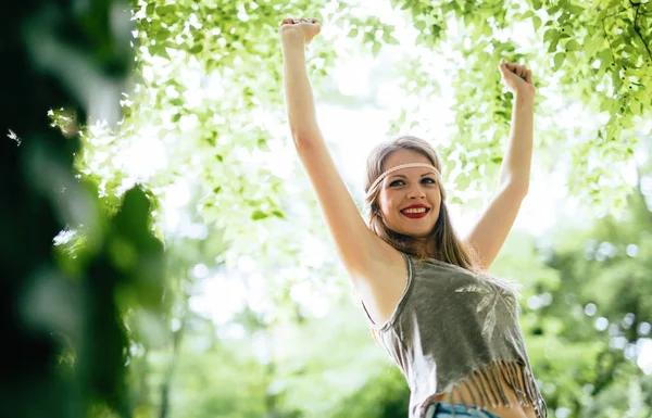 Mujer feliz en el parque verde — Foto de Stock