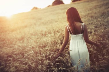 kadın arpa alanlardaki 