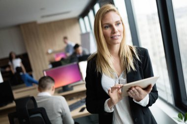 Tablet kullanan iş kadını