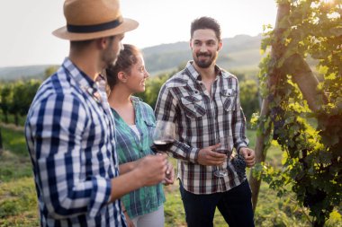 Mutlu insanlar şarap tadımı