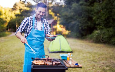 erkek barbekü et hazırlama