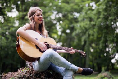 güzel kadın gitar çalmak
