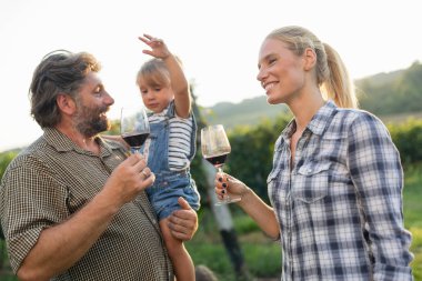 şaraphane bağ insanlarda