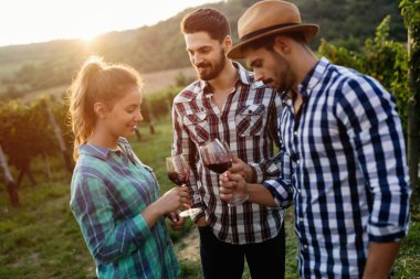 Bağ içinde mutlu insanlar