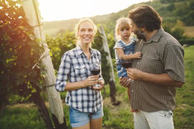 Mutlu şarap yetiştiricileri 