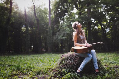 Gitar çalan kadın 