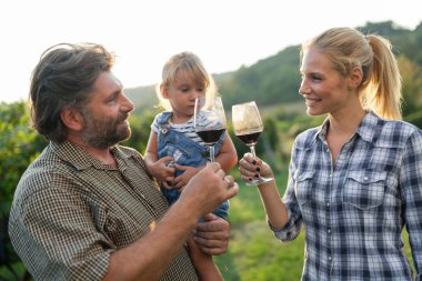 Şarap üretici ve insanlar