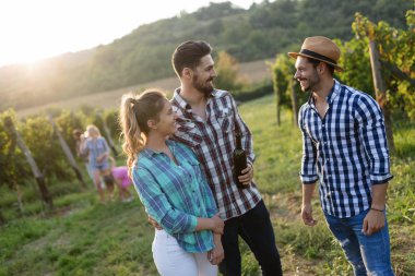 Mutlu bağ kişilerde