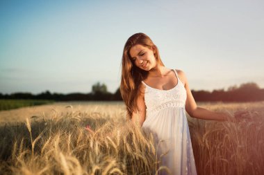 Güzel kaygısız kadın