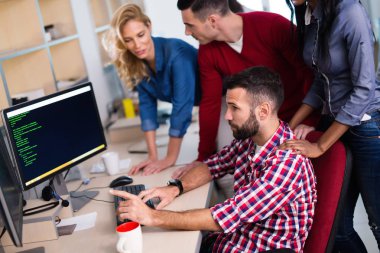 Bir yazılım şirketi geliştirme çalışma programcı