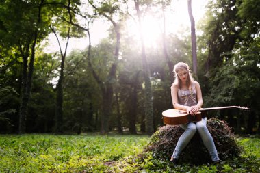 Kalbi kırık gitar kadınla