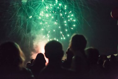 Kalabalık havai fişek izlerken