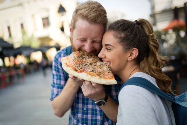 Pasangan bahagia berbagi pizza — Stok Foto